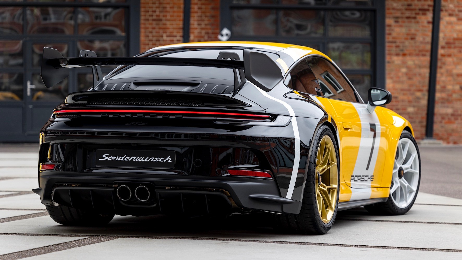 Porsche 911 GT3 (992) w stylu bolidu z Le Mans 1985