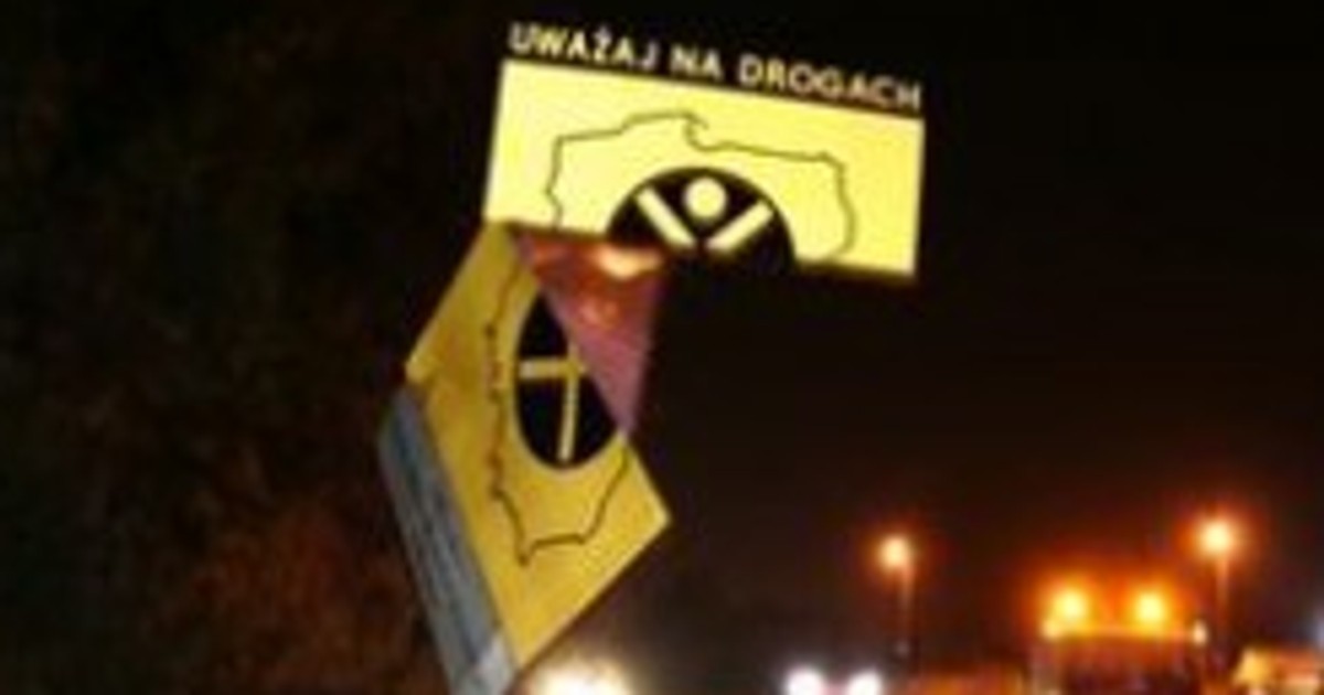 TIR zerwał znaki drogowe i zablokował krajową jedynkę