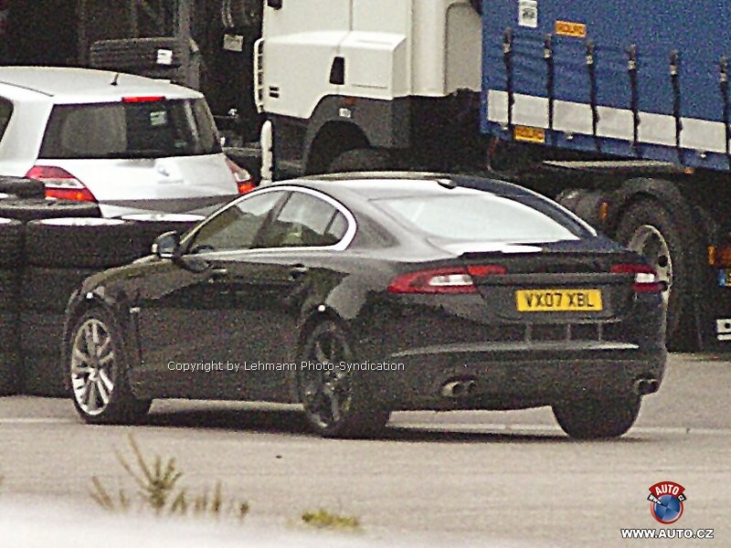 Zdjęcia szpiegowskie: Sportowy sedan Jaguar XF-R bez maskowania