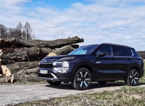 Już jeździłem nowym "wypasionym" rodzinnym japońskim SUV-em. Mitsubishi  Outlander celuje w premium i robi to dobrze