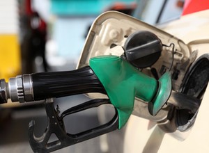 Litr ropy po 10 zł, a potem kartki - to możliwy scenariusz