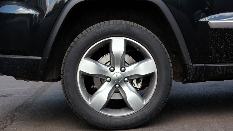 W USA jeden z pracowników napompował opony firmowego Jeepa Cherokee do ponad 90 PSI | zdj. ilustracyjne