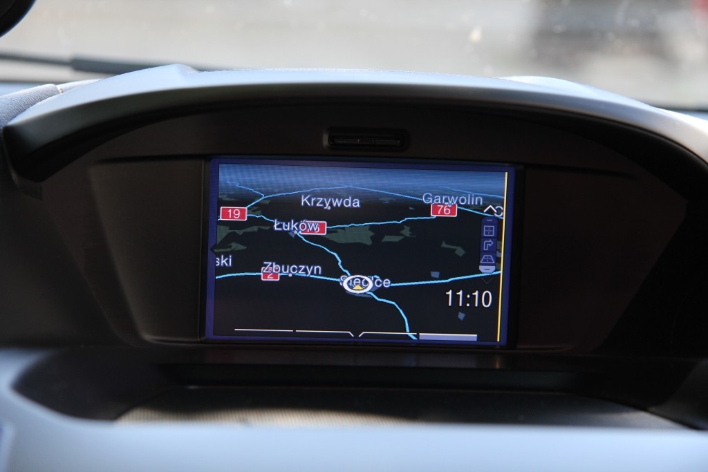 Ford. Nawigacja MFD bazuje na starych rozwiązaniach Blaupunkta. Przeciętna grafika map, mało wygodne przeglądanie mapy i braki w bazie adresowej: