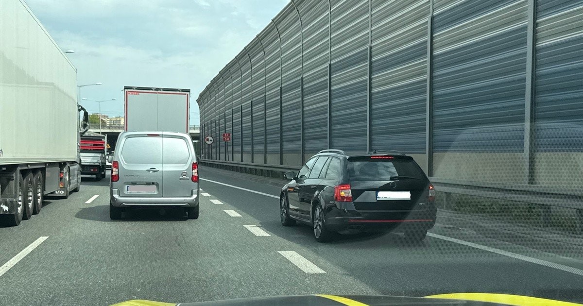 To modelowa sytuacja, w której pojawia się obowiązek jazdy na suwak: jest spowolnienie ruchu i jeden z pasów ruchu zanika