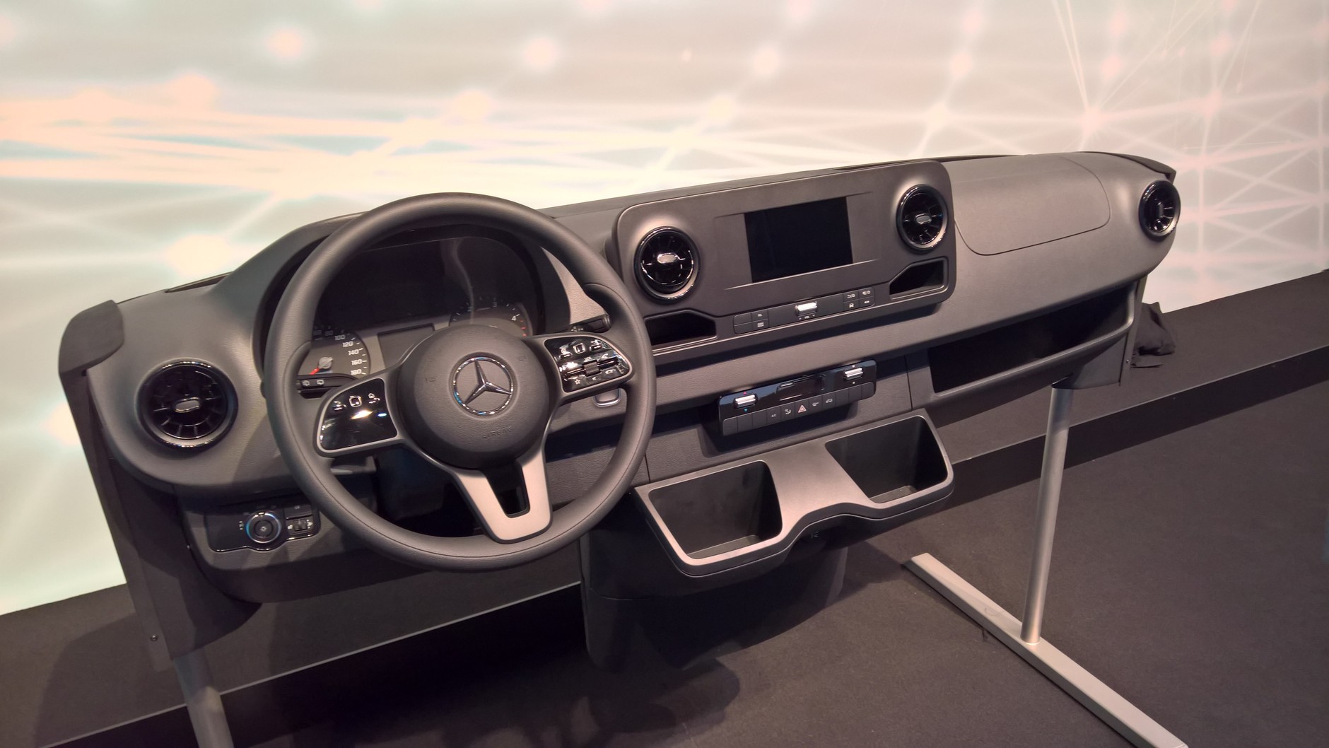 Deska rozdzielcza bogatszej ale nie najbogatszej wersji.