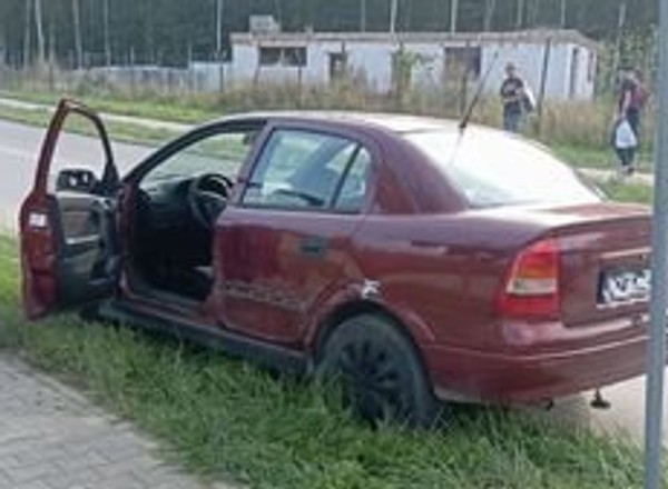 Kierowca Opla nie zatrzymał się do kontroli. Policjanci ruszyli w pościg