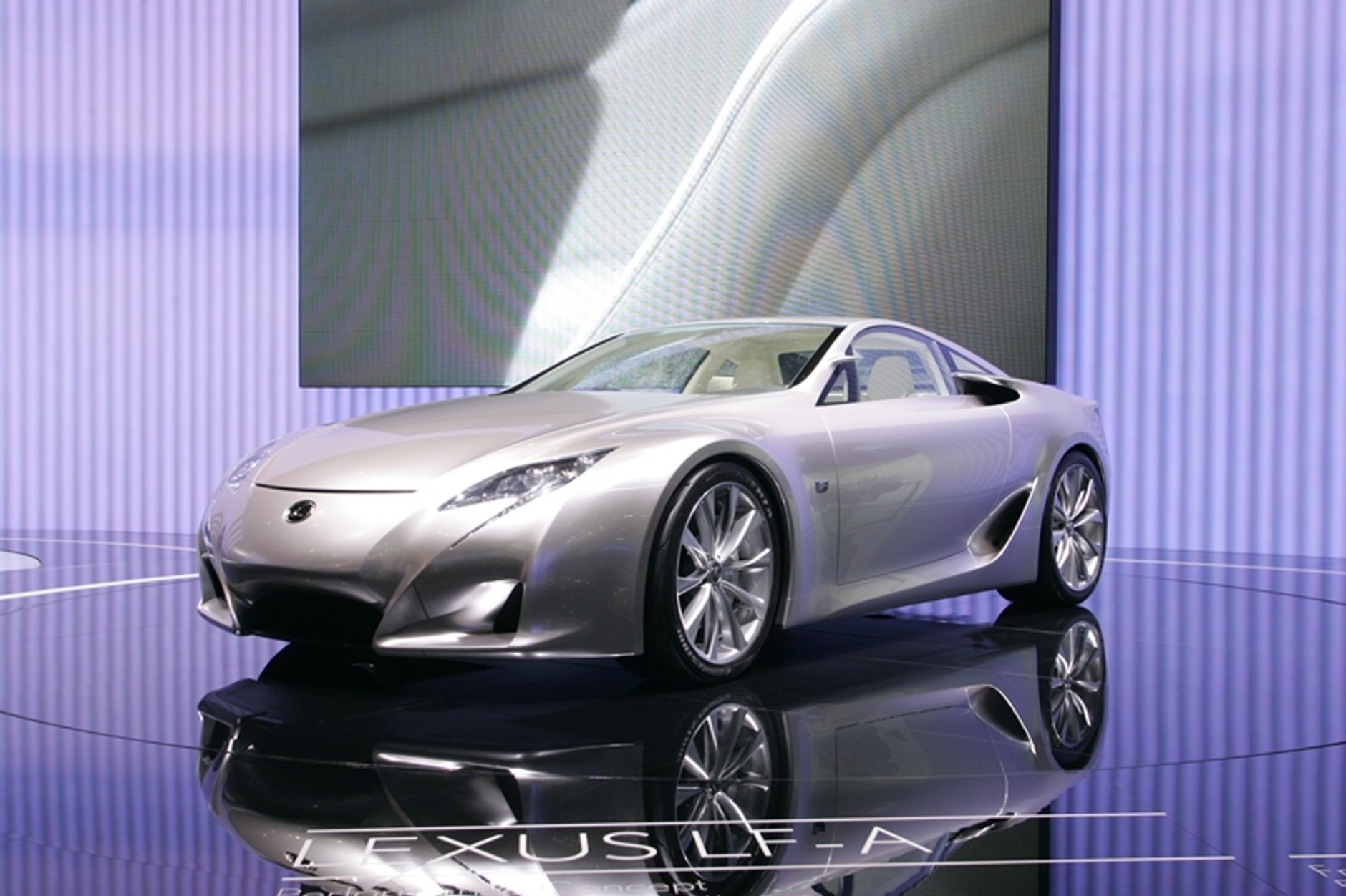 Lexus LF-A na drodze