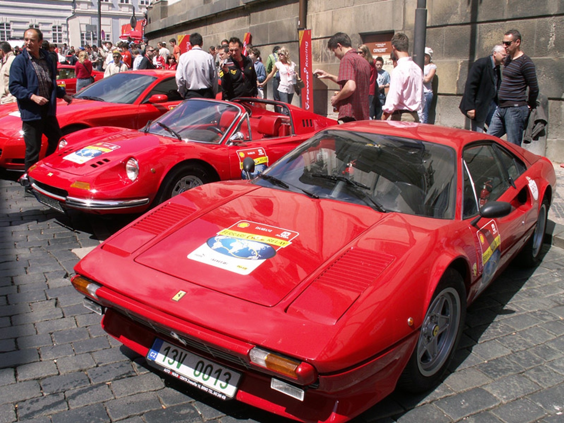 Pięćdziesiąt aut Ferrari: światowa sztafeta w Pradze!