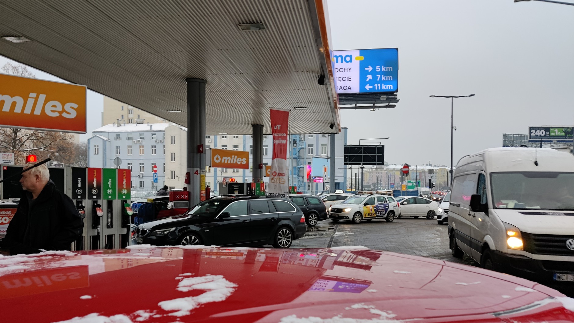 W zimie spędzamy więcej czasu na stacjach paliw