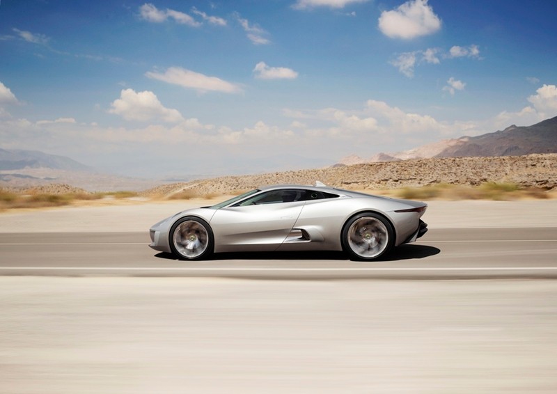 Jaguar C-X75 ma napęd turbinowy i do tego cztery inne silniki