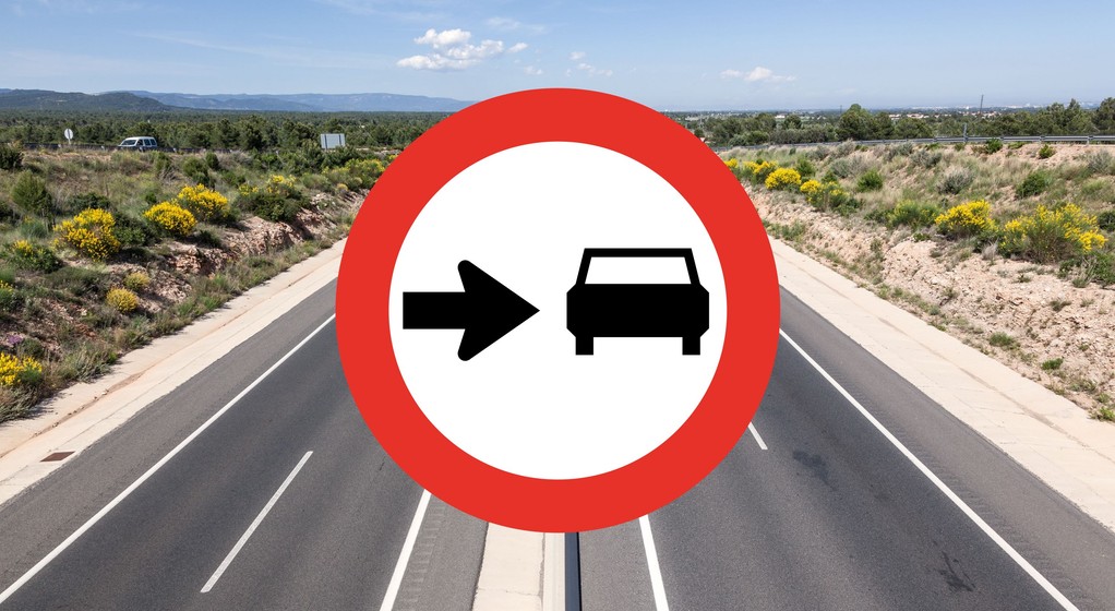 Znak nakazujący jazdę prawą stroną drogi