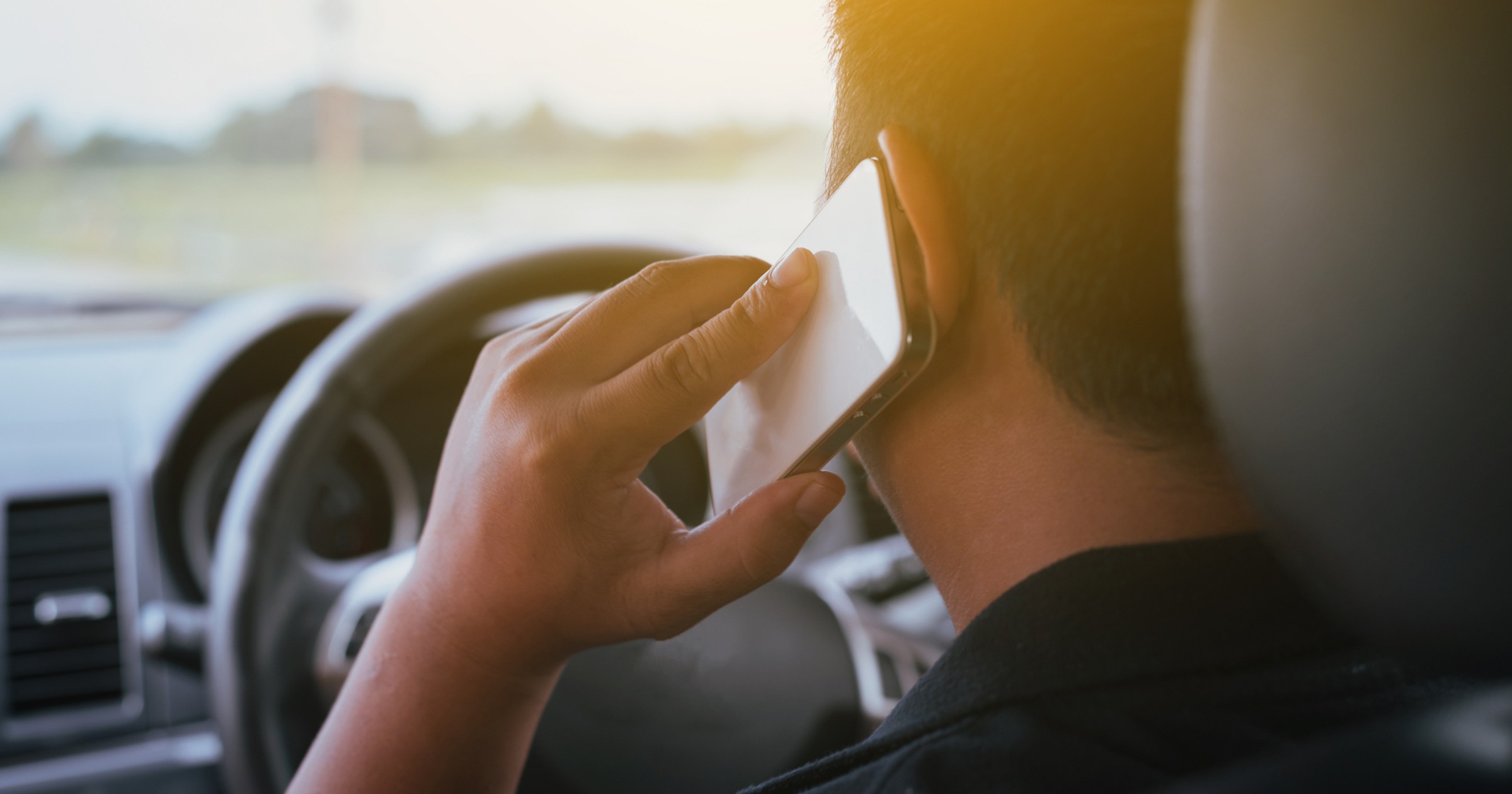 Telefon podczas jazdy – zdjęcie ilustracyjne