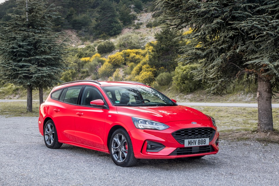 Ford Focus ST Line – (w kb. od 91 600 zł) to wariant ze sportową stylizacją, ale nie tylko. Wersja ta ma: ostrzejszy styl tylnego dyfuzora, większy spoiler dachowy, mniej osłonięte przednie wloty powietrza, a także charakterystyczny dolny spoiler i obniżone o 10 mm sportowe zawieszenie.
