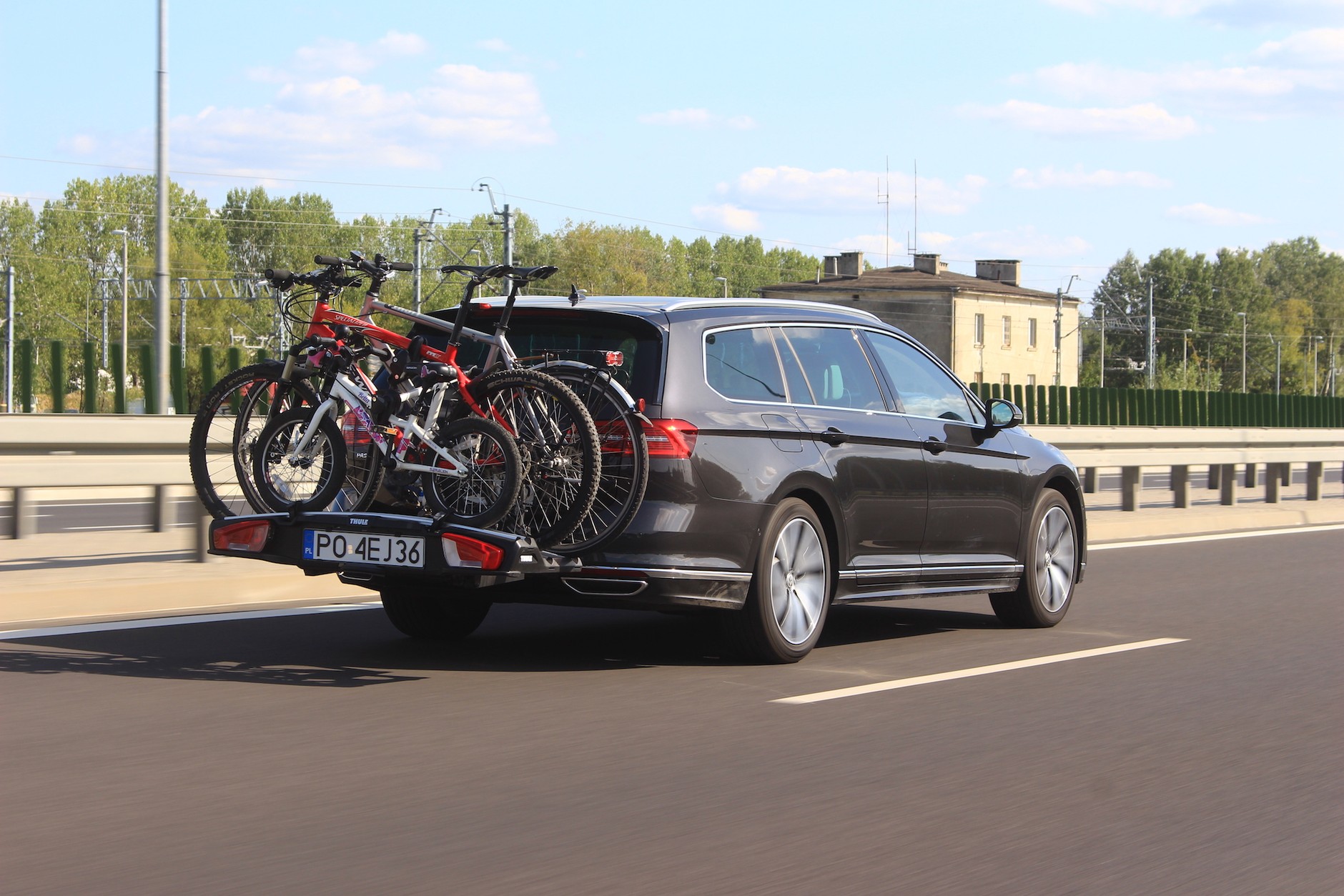 Z punktu widzenia stabilności auta podczas jazdy najcięższe rowery powinno się umieszczać bliżej przodu
