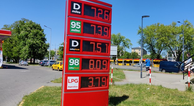 "W Polsce paliwa tańsze niż innych krajach UE". A jak jest naprawdę?