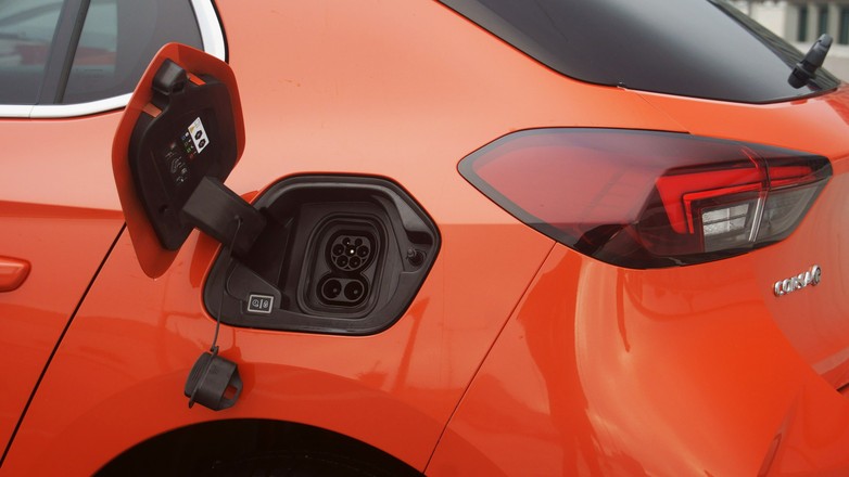 Opel Corsa – elektryk vs. spalinowiec. Który lepszy do miasta?