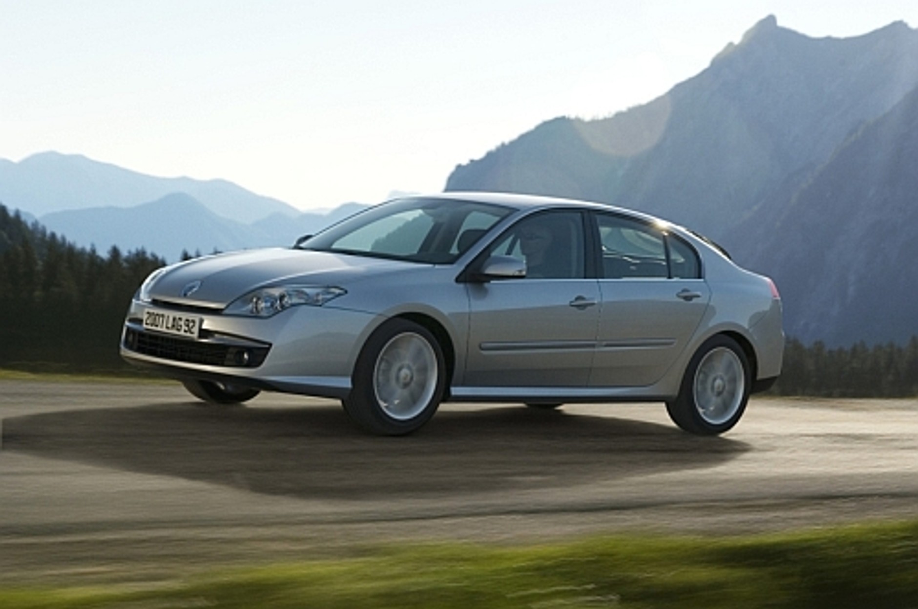 Trenerzy Szkoły Jazdy Renault ostrzegają: Ładna pogoda rozprasza kierowców!