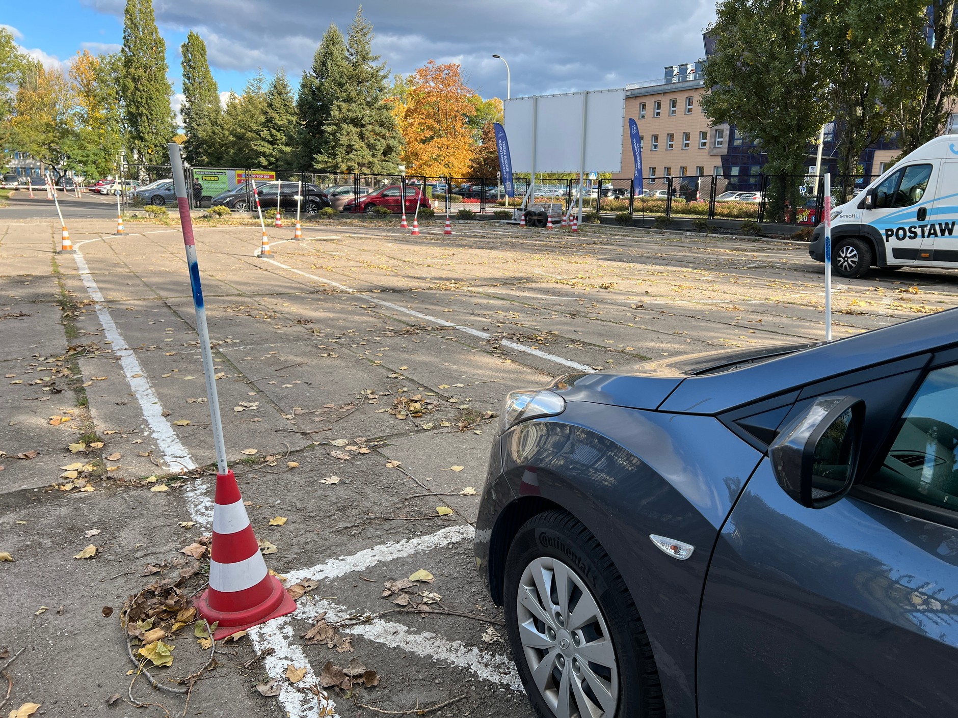 Egzamin praktyczny na placu manewrowym — nawet tu doświadczony kierowca może z łatwością oblać
