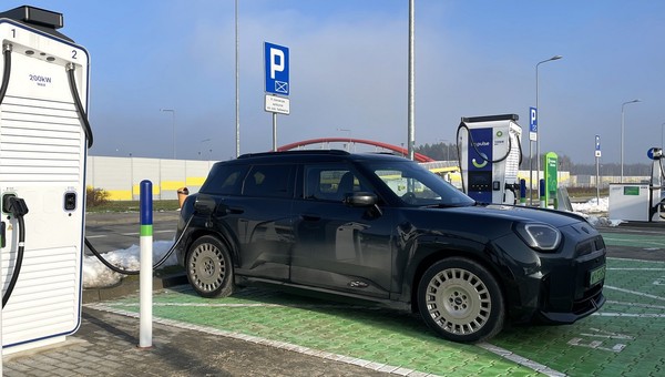 Porównali ceny ładowania elektryków w Polsce. Wszystkie stawki za kWh w jednym miejscu
