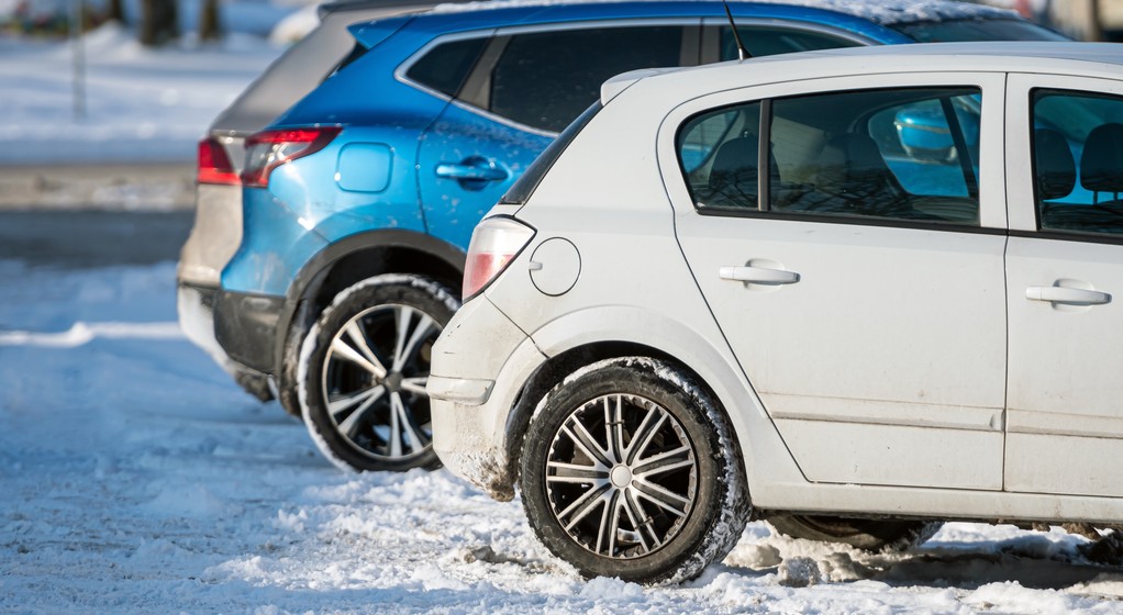 Samochód pozostawiony na parkingu