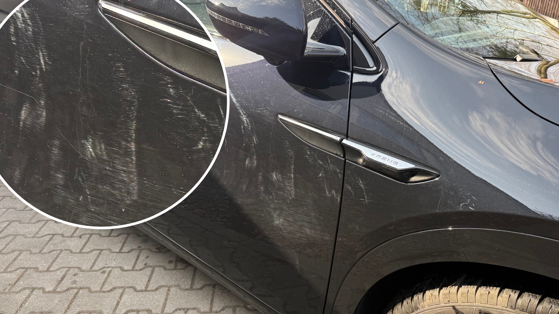 To jest nieedytowane zdjęcie czarnego, kilkumiesięcznego auta wystawionego na słońce. Auto było prawdopodobnie raz w tygodniu myte na myjni automatycznej