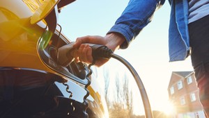 Elektryki wkrótce będą tańsze w produkcji od aut spalinowych. Analitycy podają datę