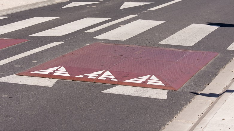 W polskich przepisach nie ma jednoznacznego zakazu omijania progów zwalniających. Jednak w niektórych sytuacjach taki manewr może być niebezpieczny