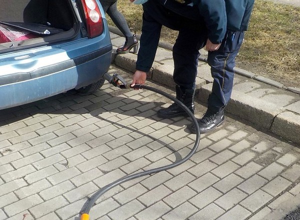 Odjechała razem z wężem do tankowania. Nietypowa interwencja straży miejskiej w Warszawie