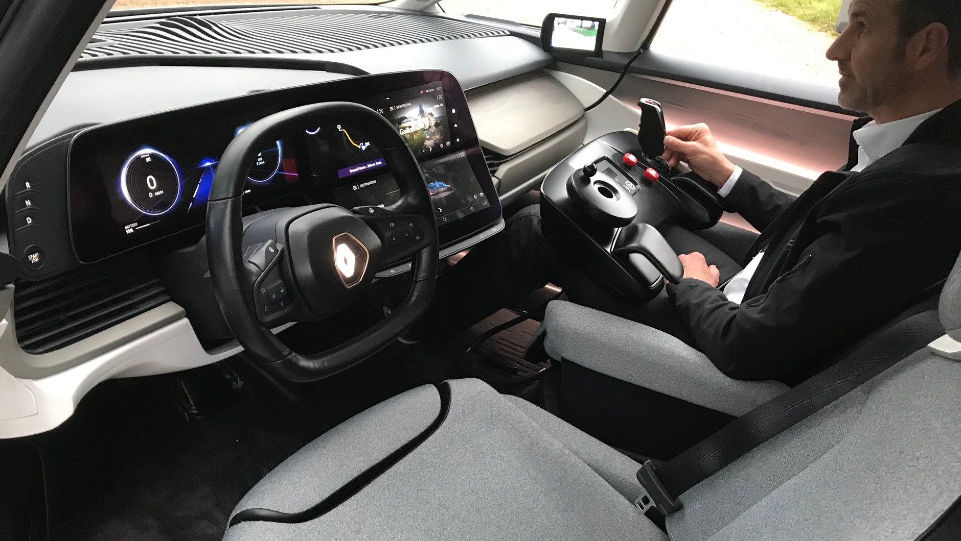 Renault Symbioz - świetne ekrany OLED od LG. Bardzo dobry obraz, świetna czerń i brak problemu z nagrzewaniem się matrycy