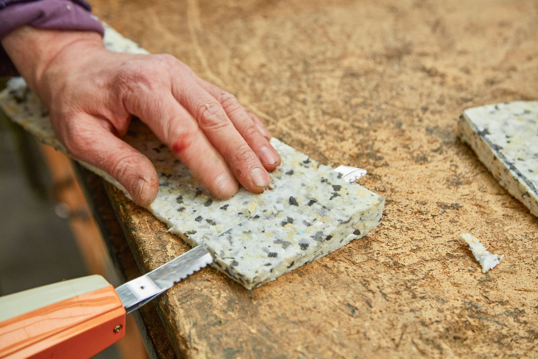Jak samodzielnie naprawić zniszczoną tapicerkę?