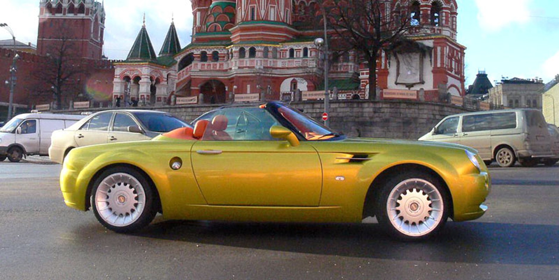 Cardi Body II: dwumiejscowy roadster z organami BMW