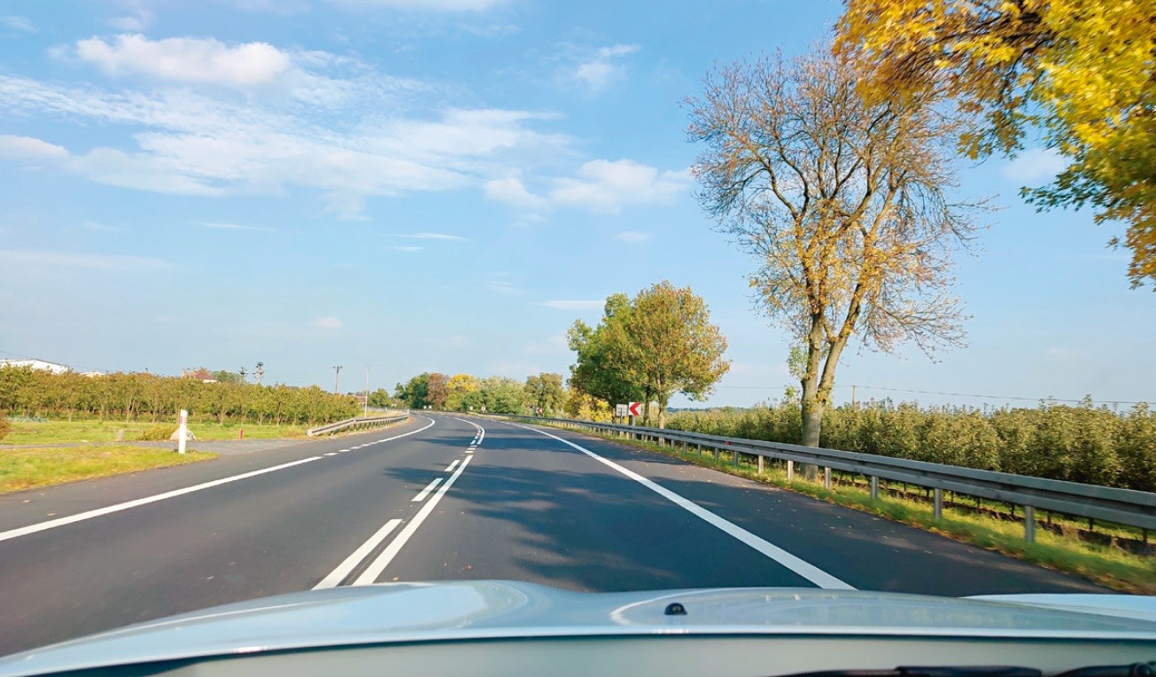 Szeroka jezdnia, ale również i w takiej sytuacji będą na łuku drogi, do którego się właśnie zbliżasz, działać na twój pojazd prawa fizyki. Zawczasu zmniejsz prędkość i obserwuj zachowanie innych kierujących nadjeżdżających z przeciwka!