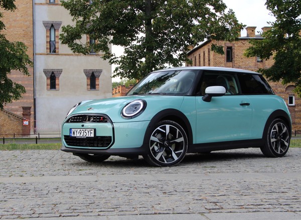 Nowe MINI Cooper S wygląda jak z bajki, ale potrafi zaskoczyć na drodze