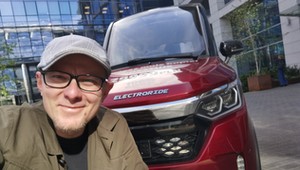 Zmieściłem się w jednym z najwęższych samochodów świata. Jak się nim jeździ?