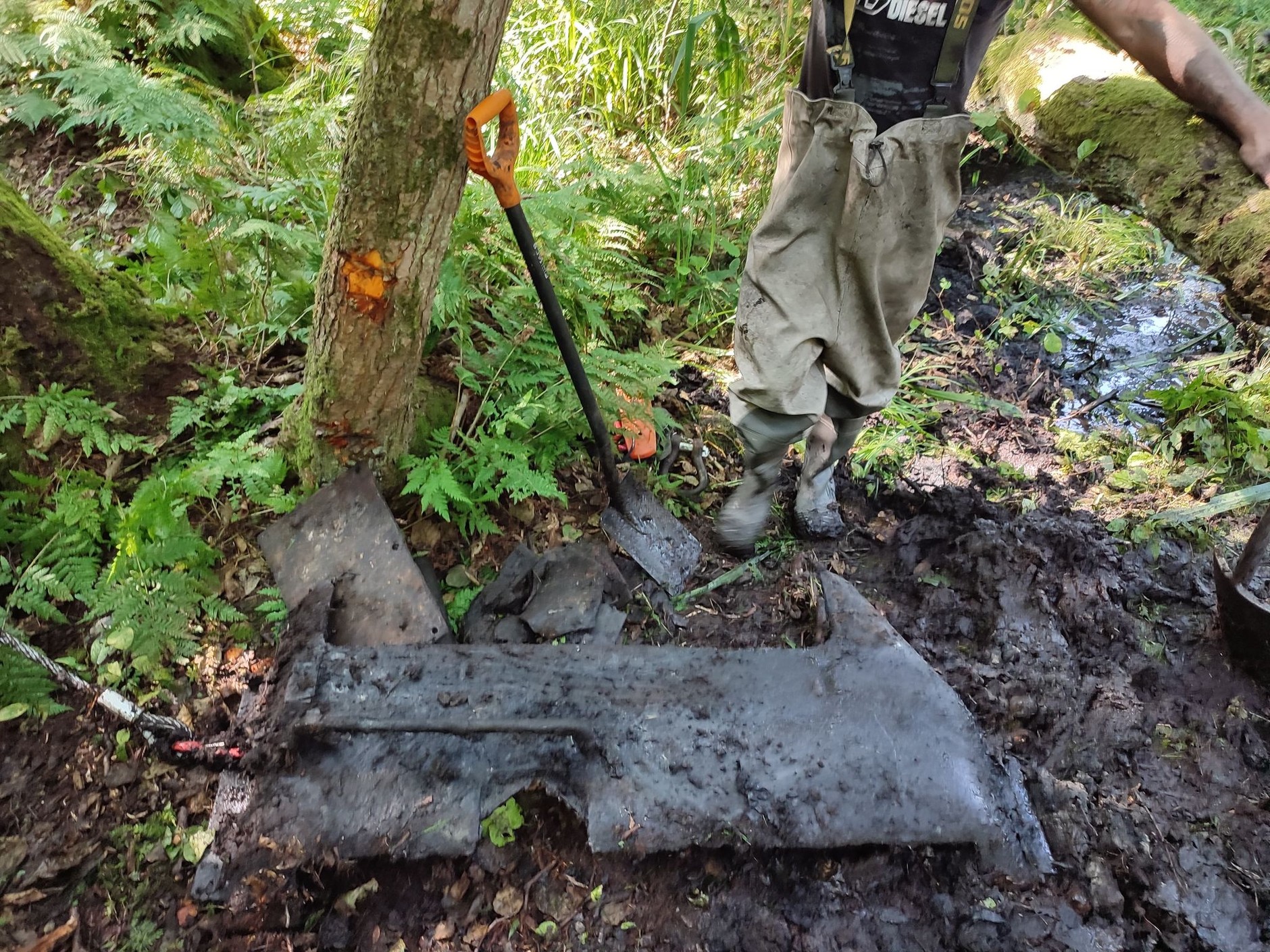 Poszukiwacze z Warmińskiej Grupy Eksploracyjnej wydobyli elementy czołgów z czasu II wojny światowej