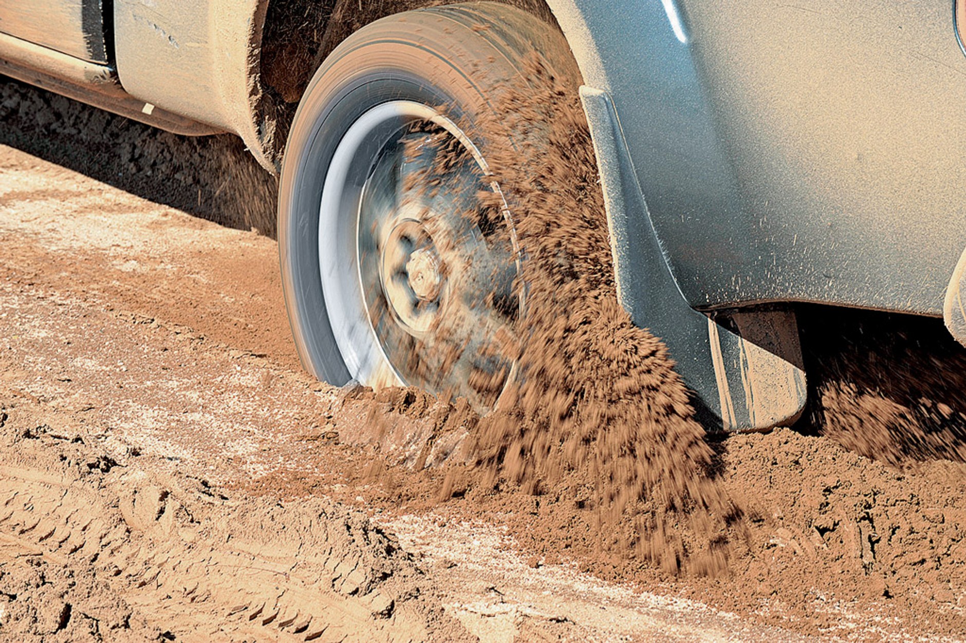 Test opon letnich w rozmiarze 255/55 R 18: jakie gumy kupić do SUV-a