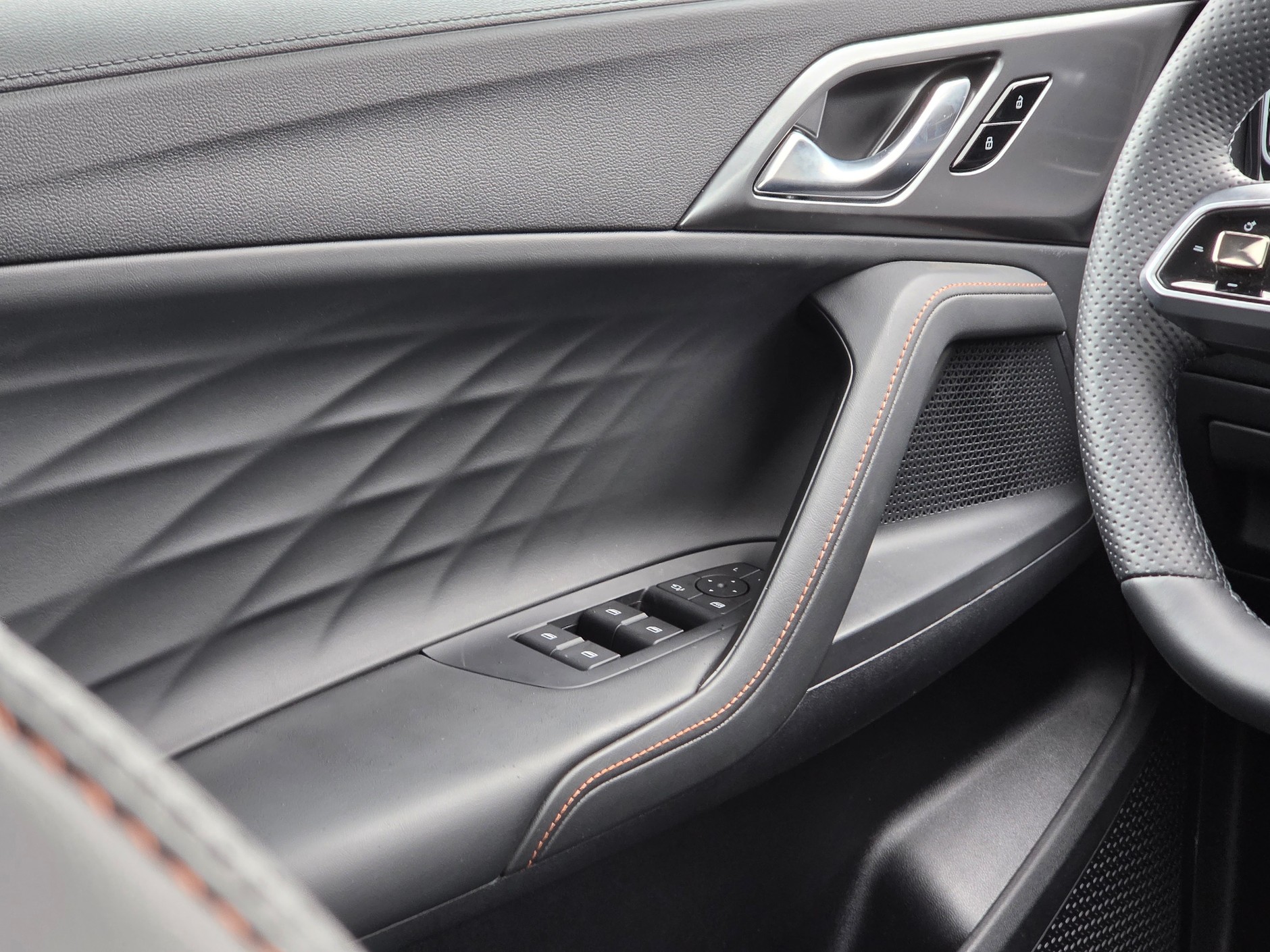 Boczek drzwi prezentuje się efektownie, ale jest twardy. Trochę szkoda, bo jednak łokieć ma z nim często do czynienia