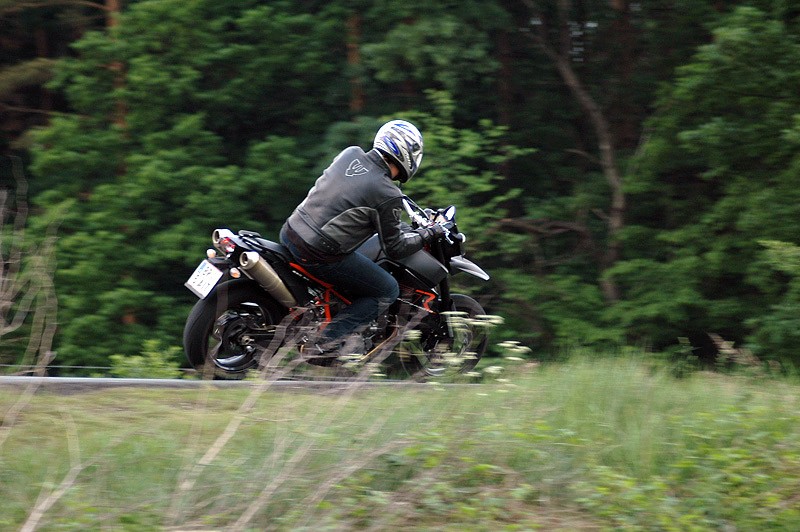 KTM 950 Supermoto R: duży dzikus (test)