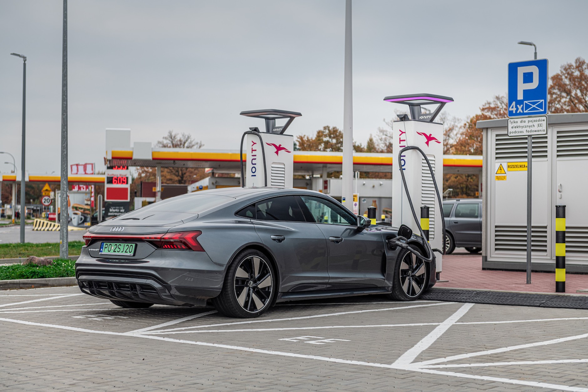 Audi e-tron GT na stacji ładowania Ionity