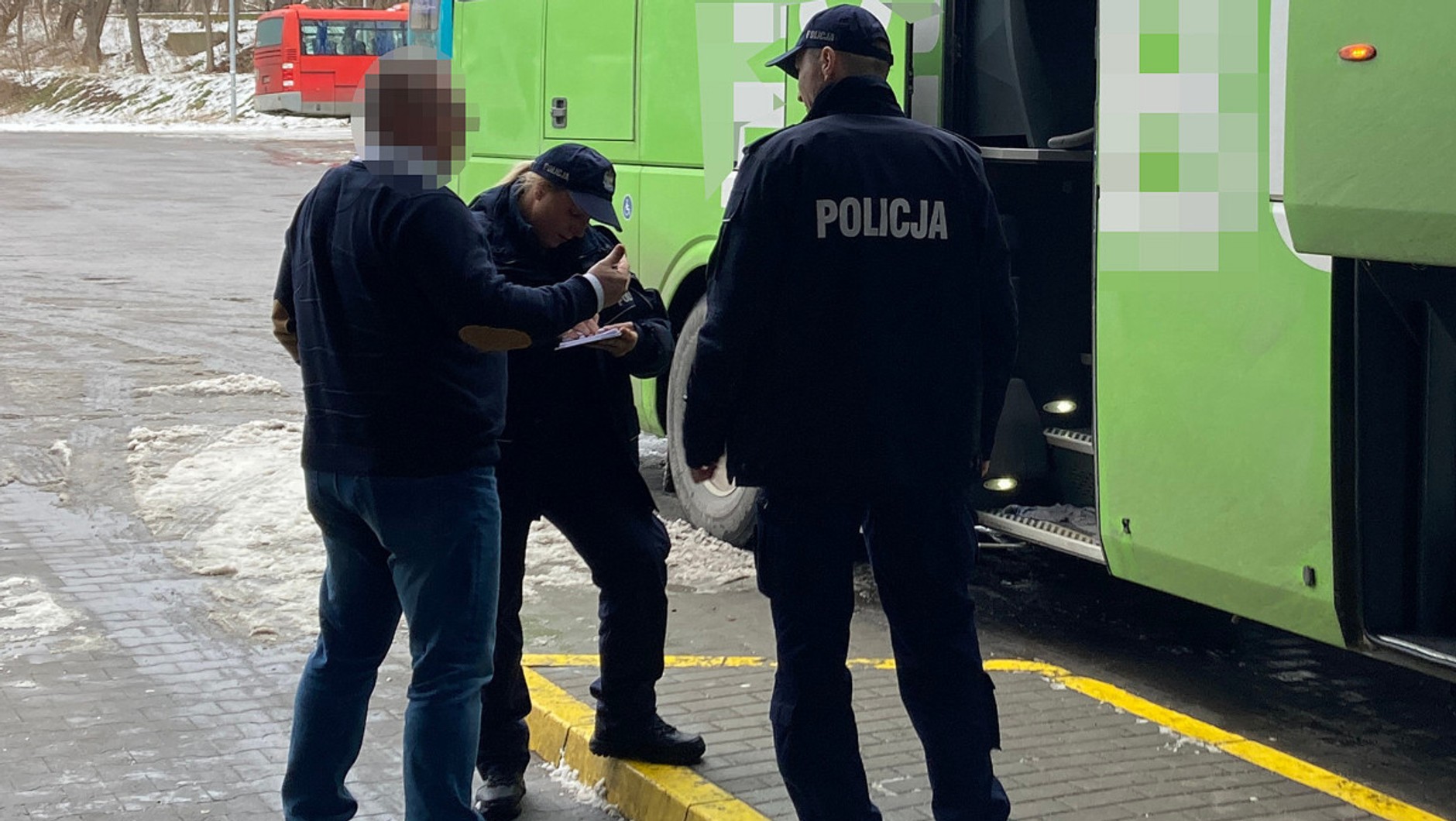 O zdarzeniu policjantów poinformował kierowca autokaru