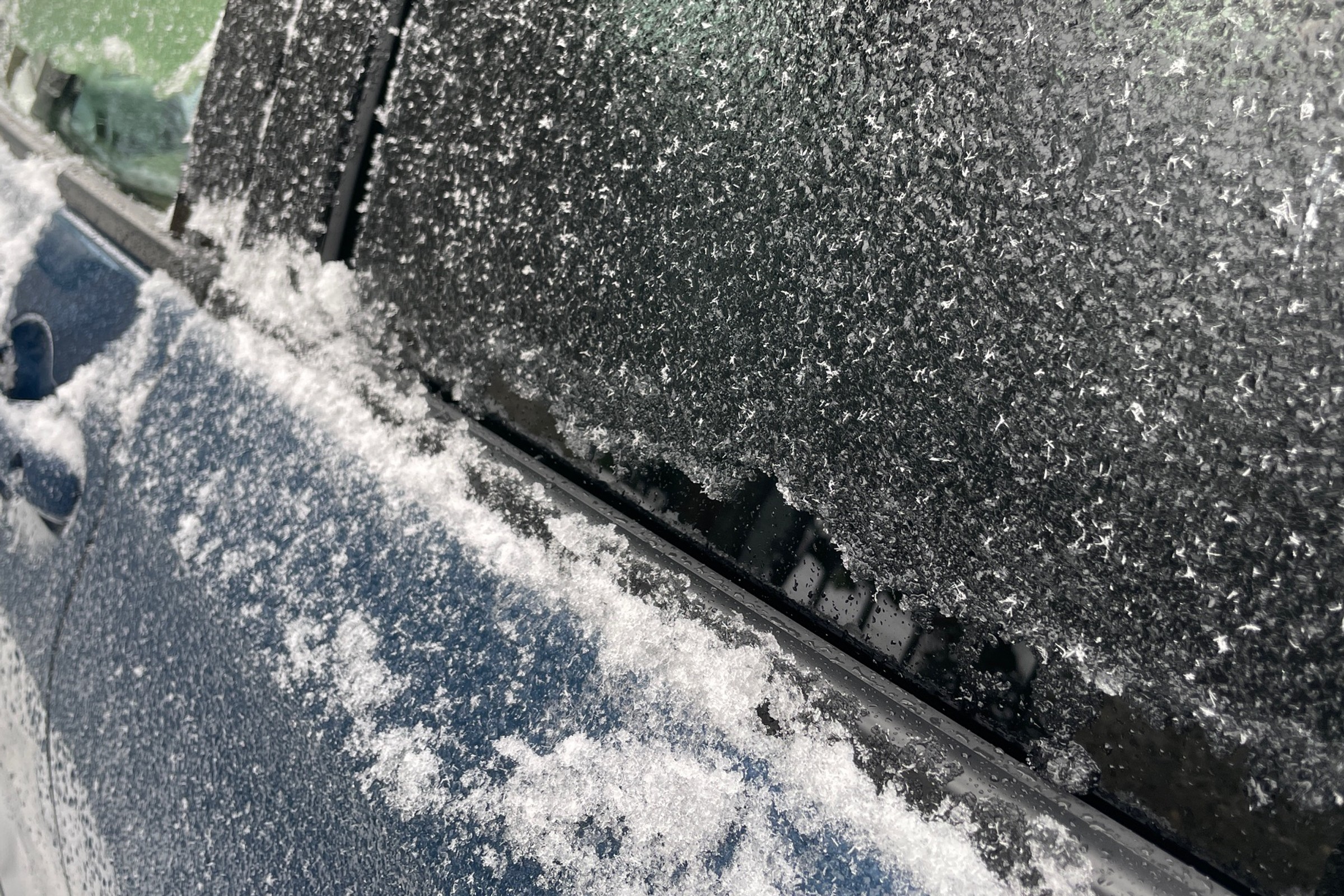 Lód skuł samochód. Radzimy, jak otworzyć przymarznięte drzwi i ich nie uszkodzić