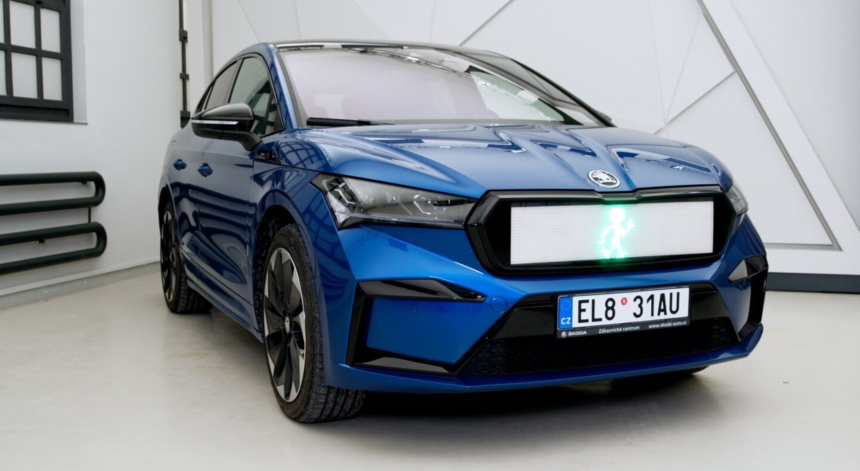 Samochód z ledowym grillem dla pieszych. Jak to działa?