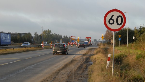 Jedziesz w kolumnie. Widzisz ograniczenie prędkości. Zwolnisz?