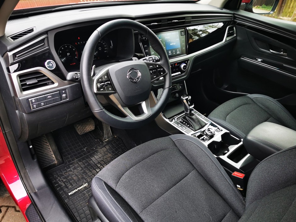 SsangYong Korando 1.5 LPG: producent trochę przesadził z wykorzystaniem błyszczącego, czarnego plastiku, na tym wykończeniu widać każdą drobinkę kurzu! Natomiast pozycja za kierownicą i ergonomia jest zupełnie w porządku, nie ma na co narzekać