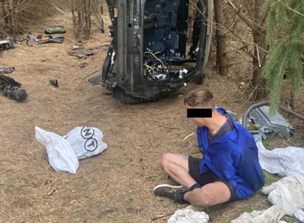 Dziupla samochodowa w środku lasu. Złodzieje zrobili tam sobie "warsztat"