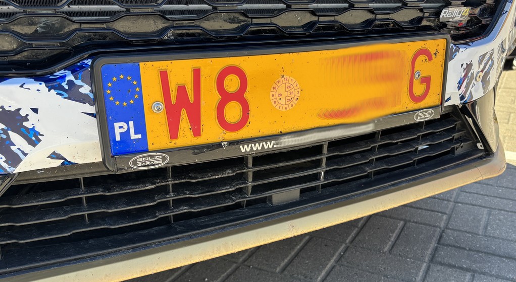 Tymczasowa tablica rejestracyjna dla samochodu przeznaczonego do zawodów sportowych