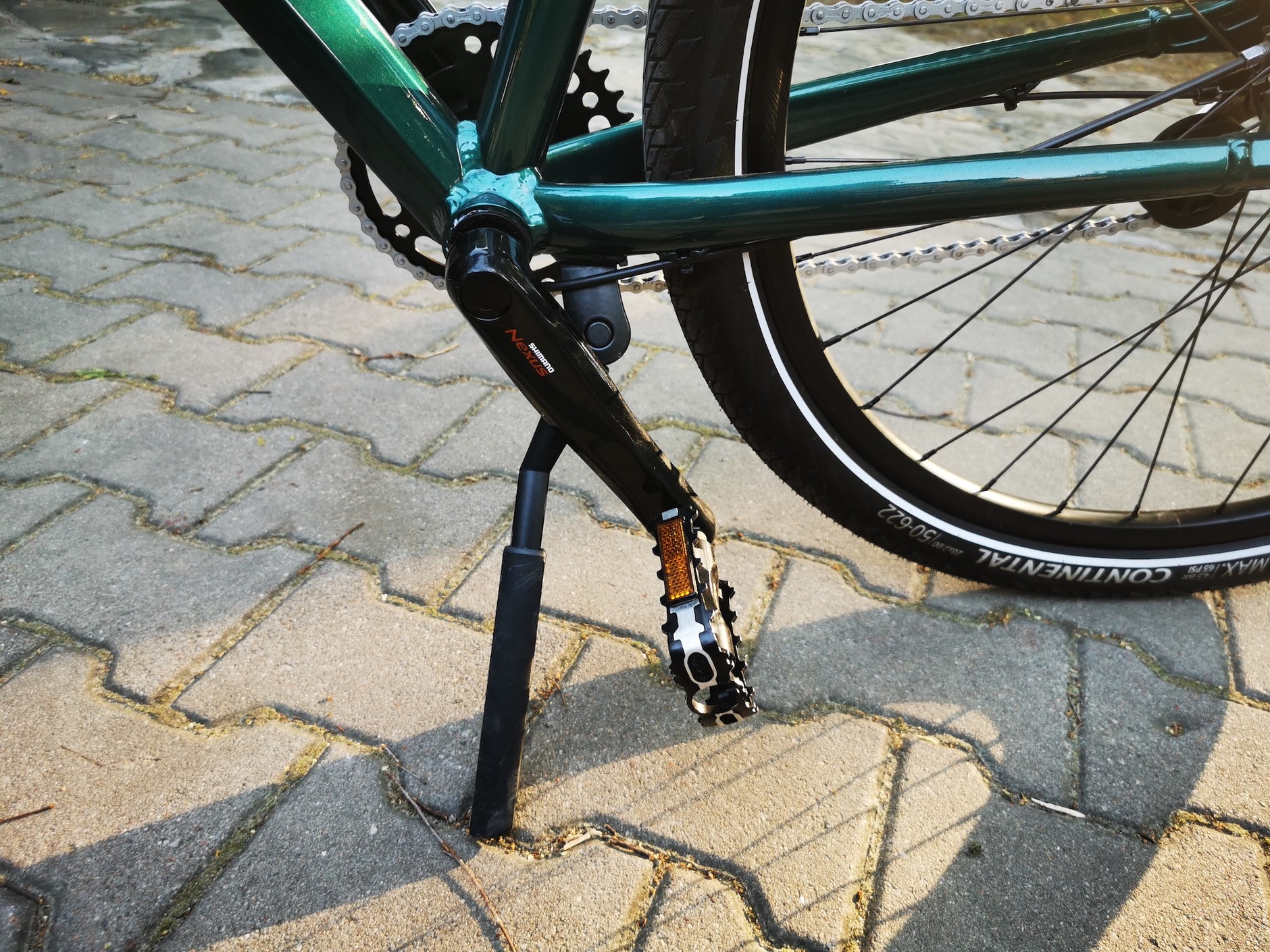 Rower miejski BMW: niefortunne miejsce na mocowanie stopki. Dużo wygodniejsze są stopki przykręcane do tylnej części ramy