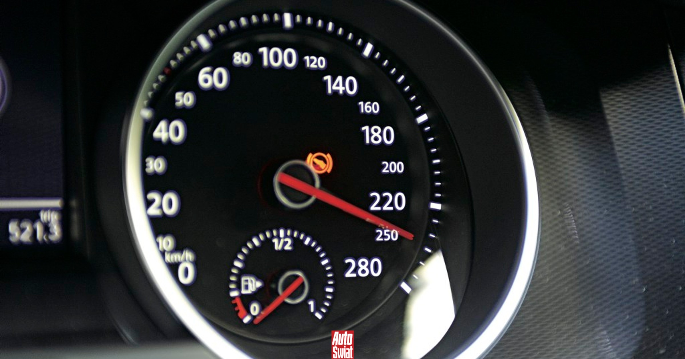 Dlaczego prędkościomierze pokazują ponad 200 km na godz.? Nawet w słabych autach