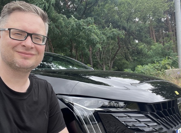 Pojeździłem pierwszym i jedynym Peugeotem PSE. Nie sądziłem, że 360-konne 508 to w ogóle materiał na oszczędne auto
