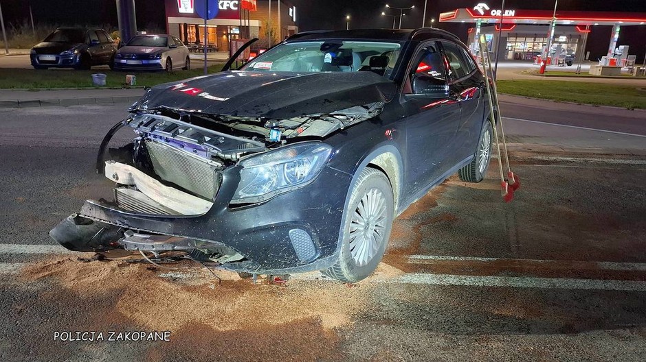 17-latek w mercedesie próbował wyprzedzać. Staranował volvo